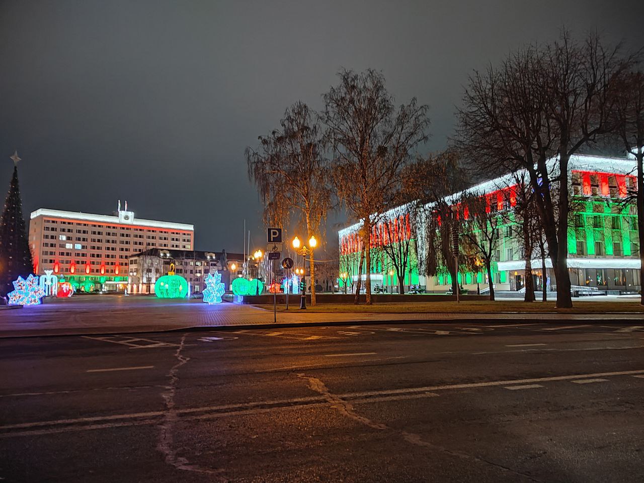 Фотофакт: в Гродно протестировали новогоднюю иллюминацию, которую включат в преддверии праздников
