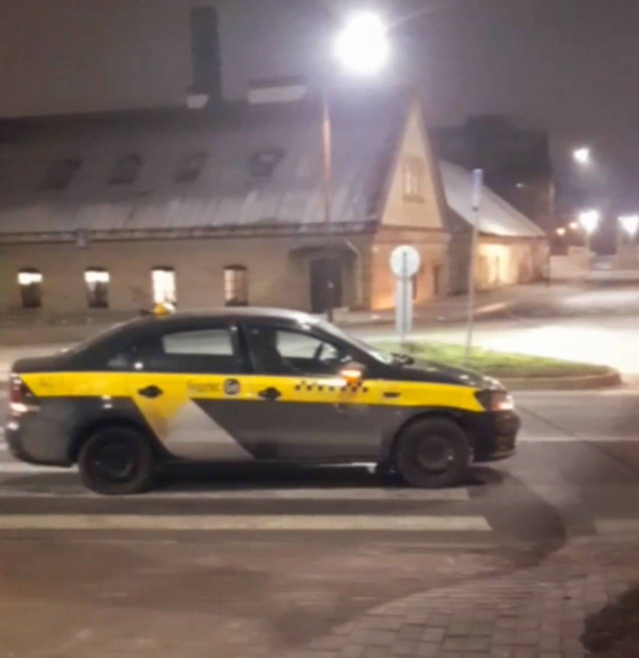 В Гродно таксист на пешеходном переходе сбил пешехода — тот подумал, что его пропускают