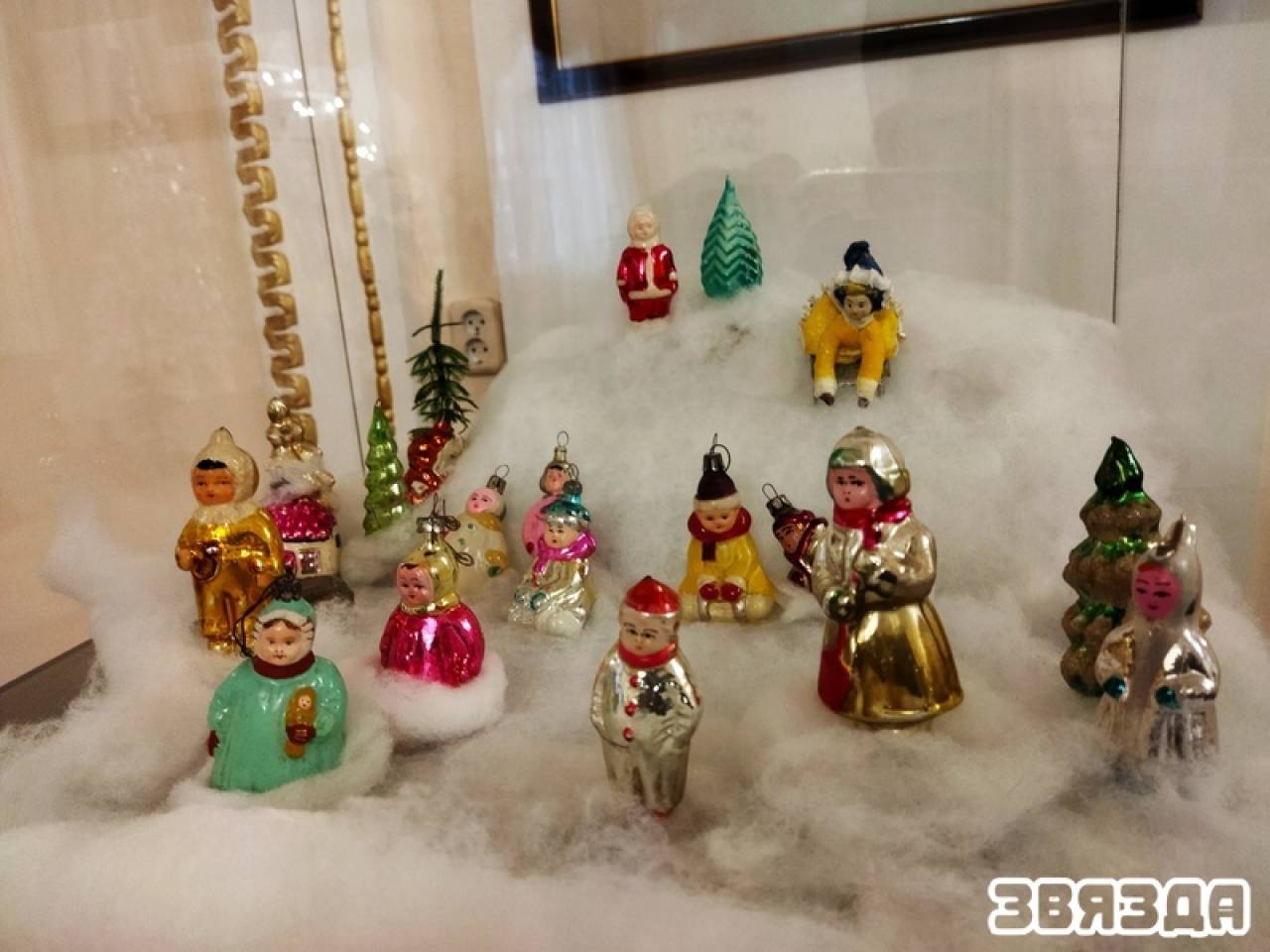 Вместо ангелов — красноармейцы: в Гродно открылась выставка елочных игрушек 30-70-х годов