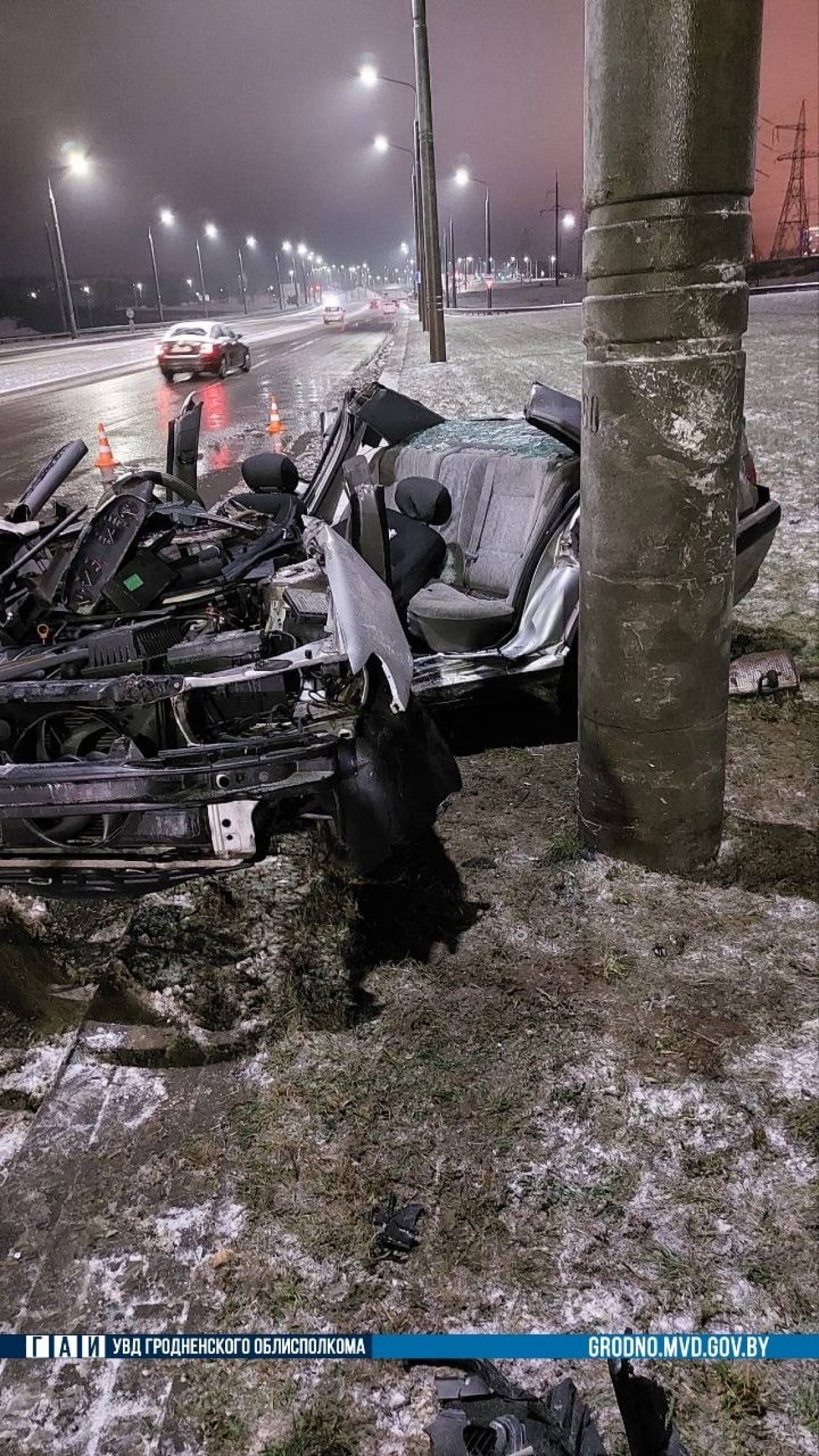 Серьезная авария на кольцевой в Гродно — Peugeot ушел с проезжей части в столб, водитель госпитализирован