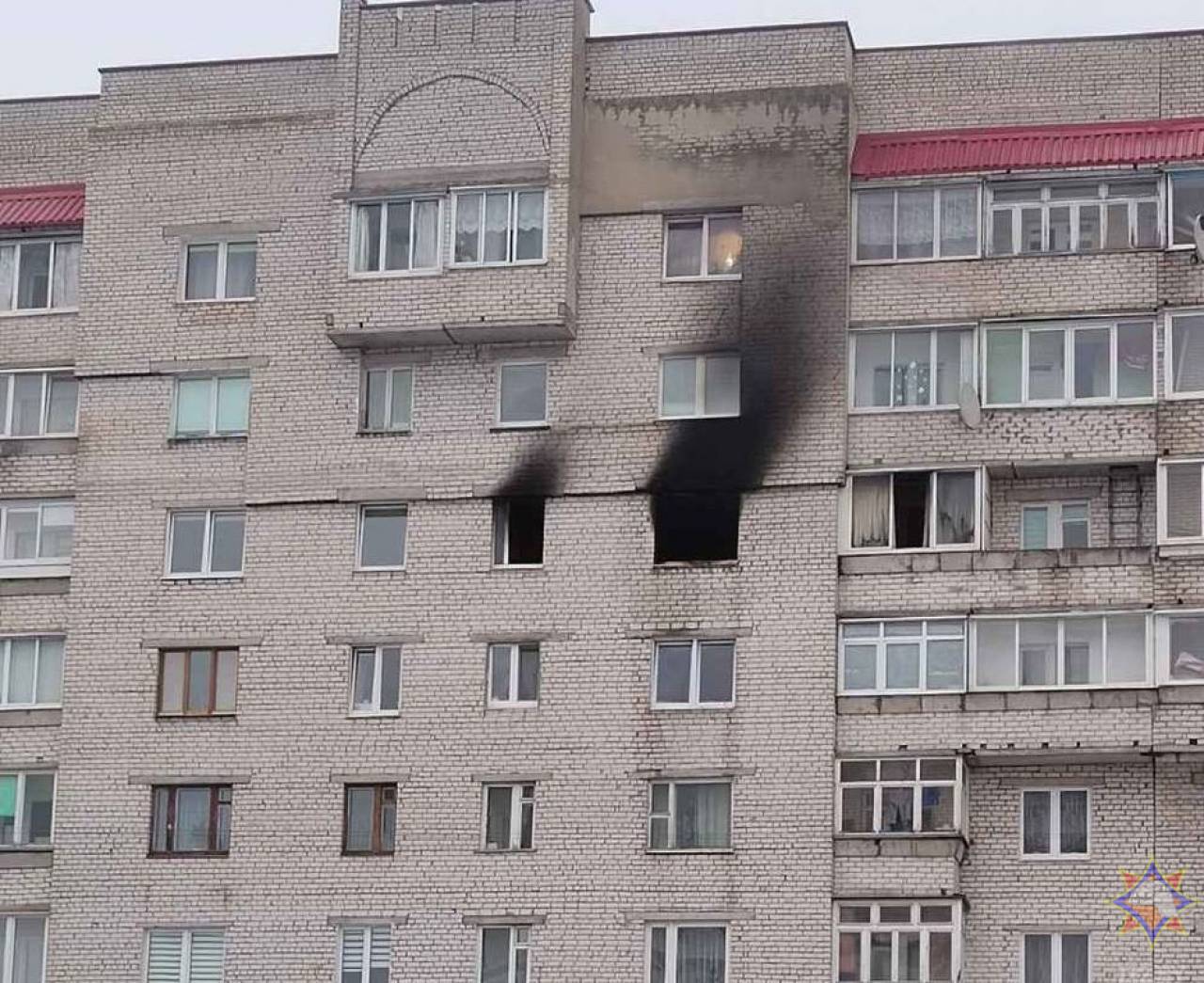 В Гродно в многоэтажке выгорела двухкомнатная квартира. Спасатели эвакуировали 15 человек