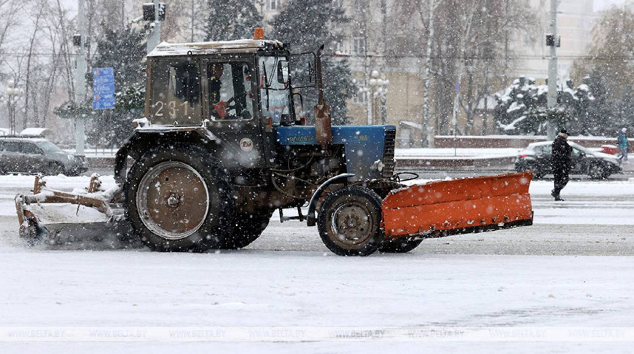 В воскресенье было использовано 370 тонн противогололедных смесей: как в Гродно борются с последствиями снегопада