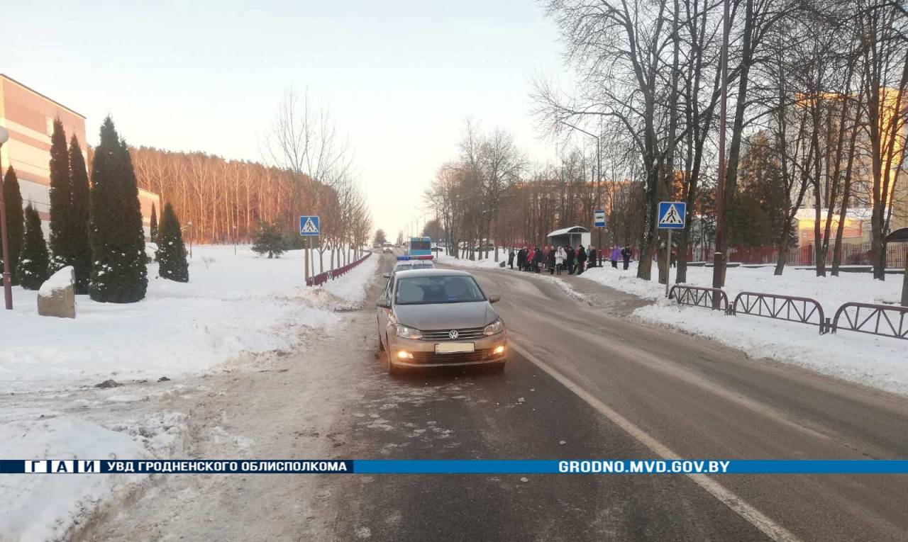 На БЛК в Гродно автомобиль сбил девушку, перебегавшую дорогу по пешеходному переходу. Она в реанимации