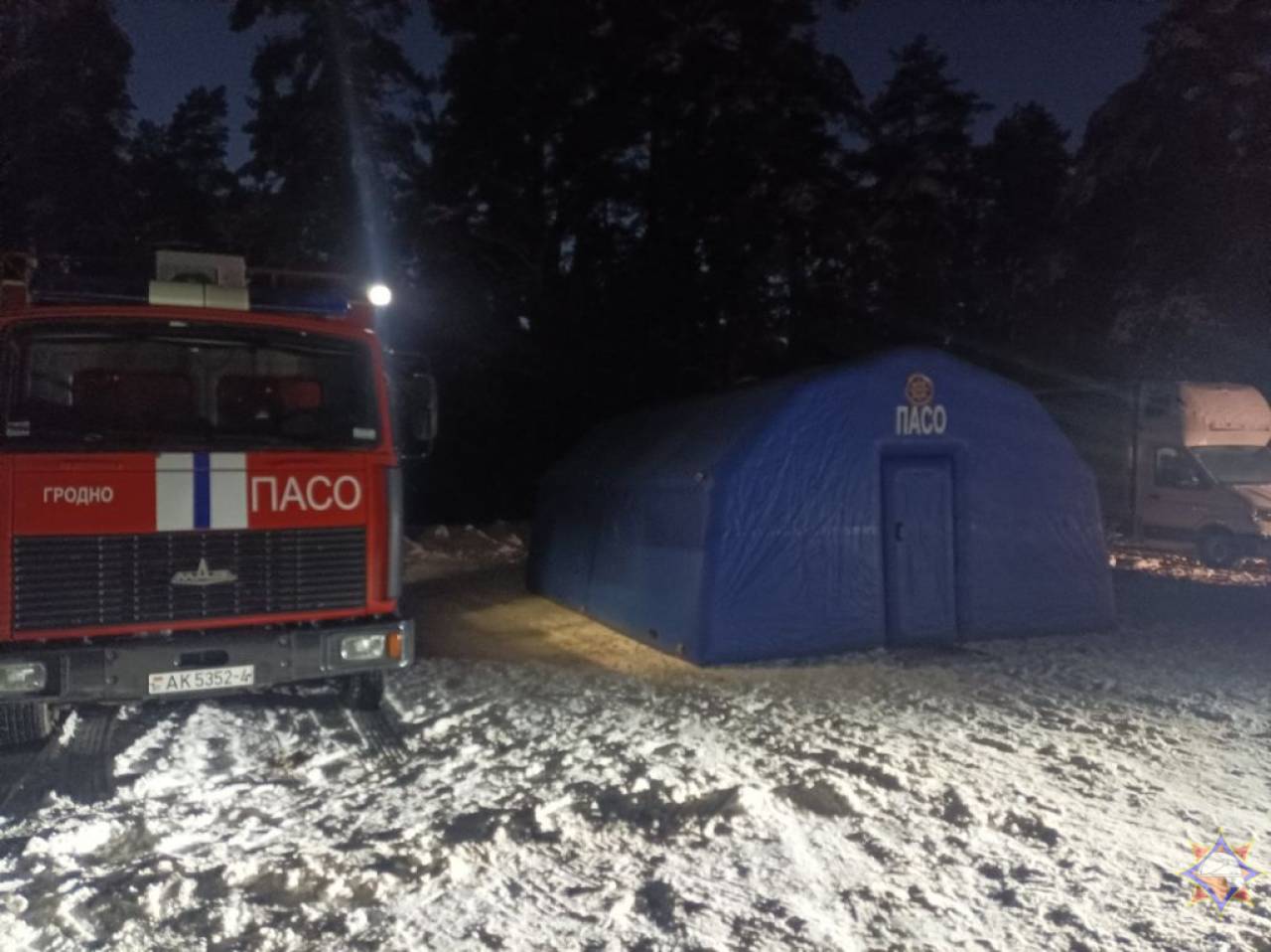 Гродненские спасатели и Красный Крест развернули мобильные отапливаемые палатки для дальнобойщиков на границе
