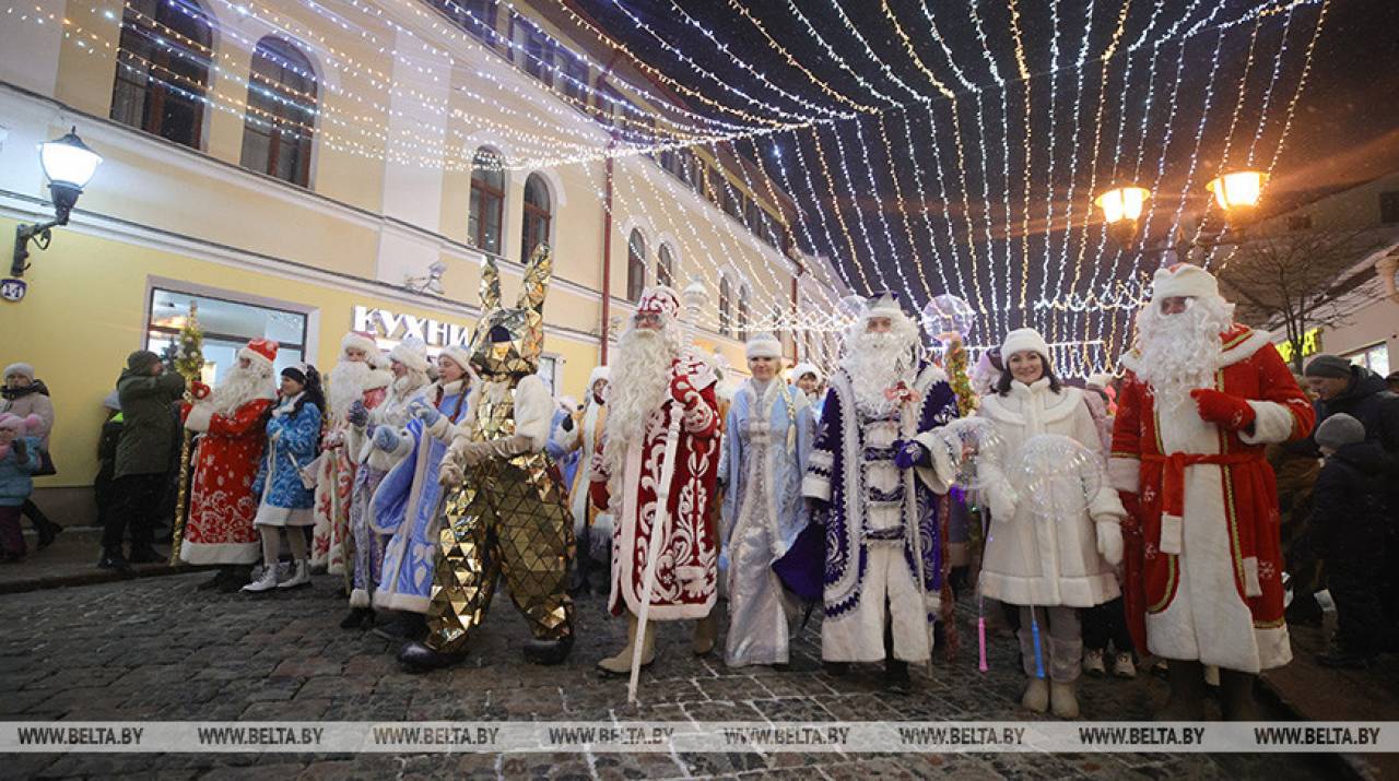 Дед Мороз на поезде и спорткаре: новогодний парад прошел в Гродно