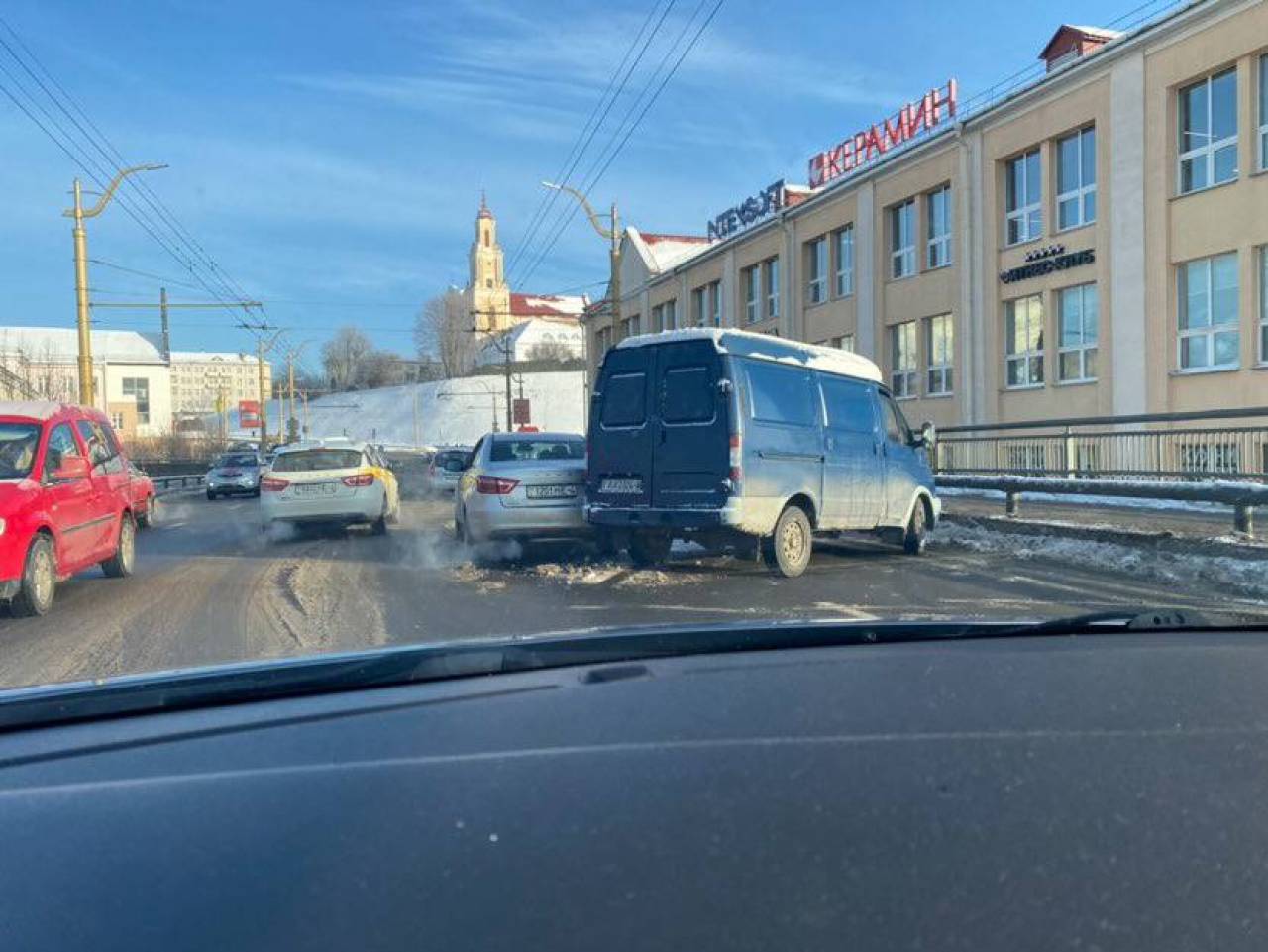 В Гродно в обед микроавтобус попал в ДТП и перекрыл движение через Старый мост. Видео может позабавить, если бы не предупреждение синоптиков