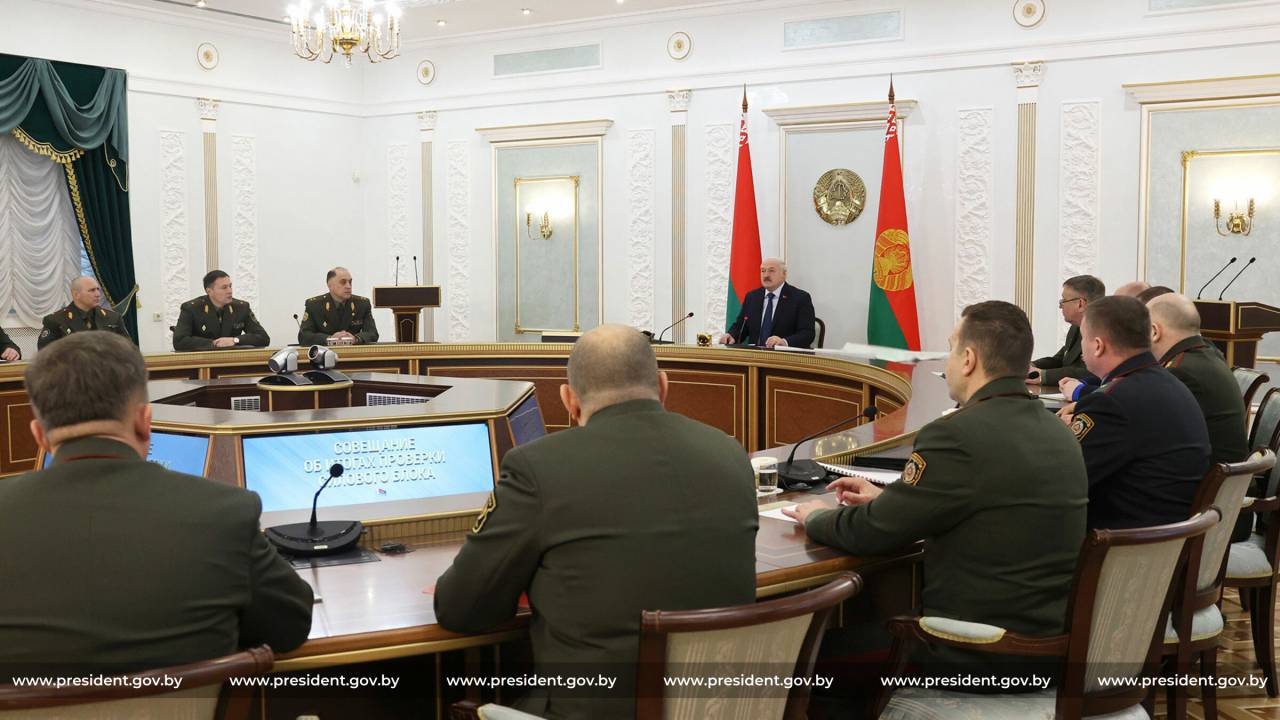 «Хочешь мира – готовься к войне»: Лукашенко провел совещание с силовым блоком