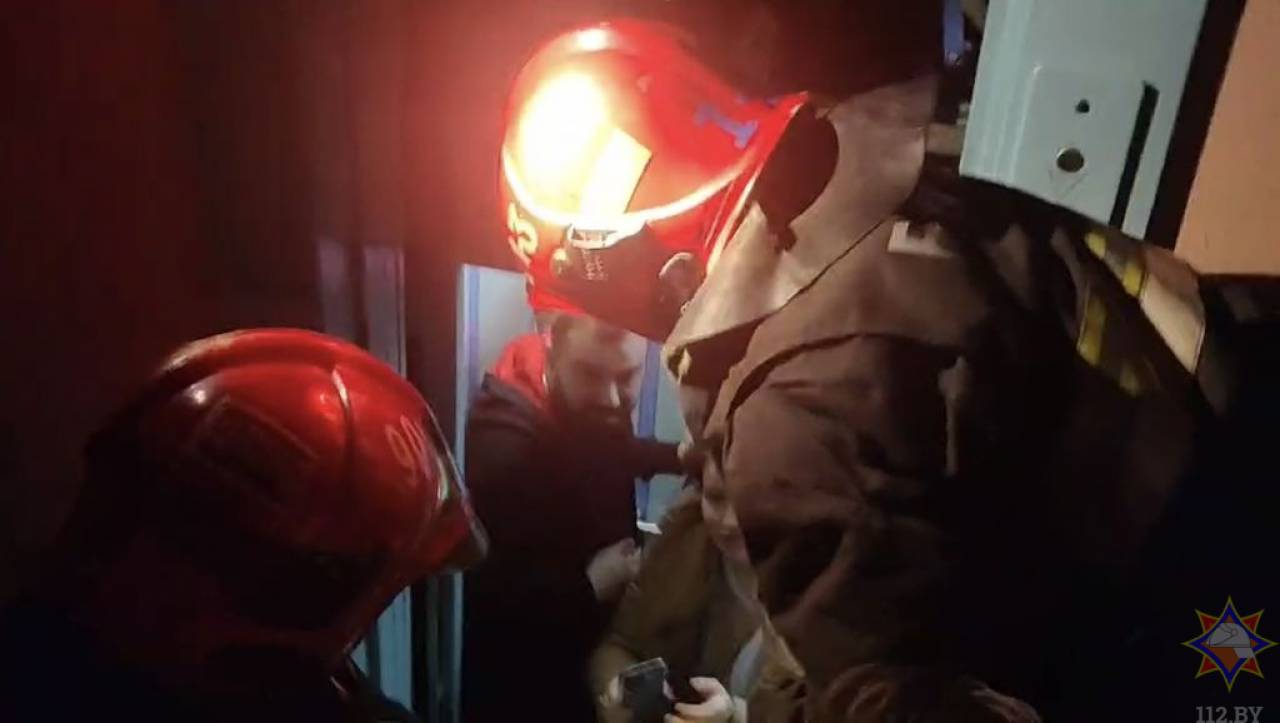 У детей началась истерика: в Гродно семья застряла в лифте, на помощь пришли спасатели