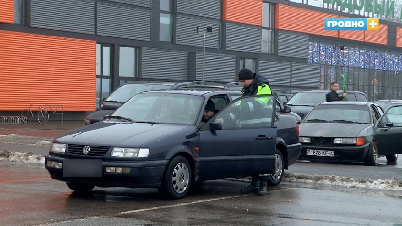 Все те же отговорки: инспекторы Гродненской ГАИ снова «ловили» нарушителей парковки на местах для инвалидов