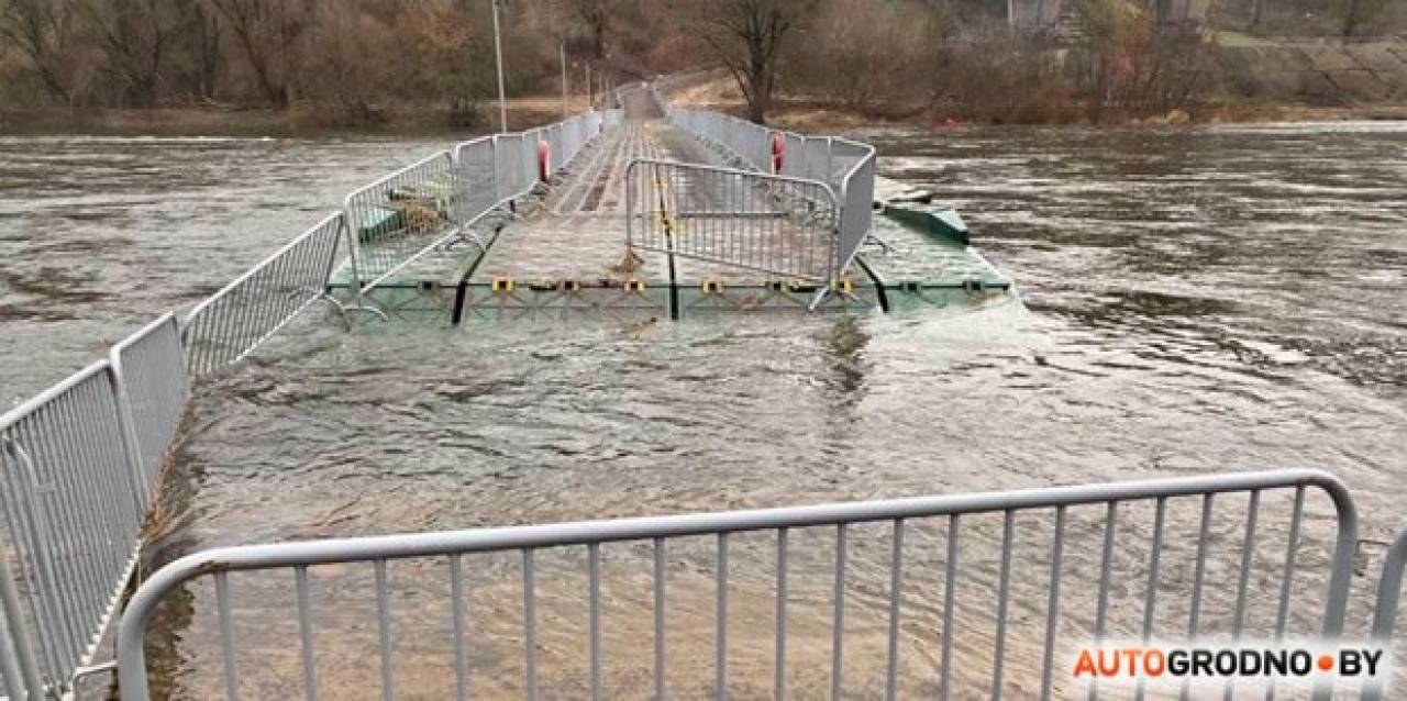 По понтонному мосту в Гродно не пройти: его затопило разлившимся Неманом