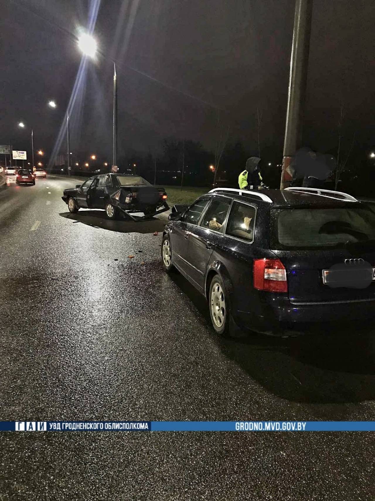 Авария на ровном месте: в Гродно Audi протаранила остановившийся на скоростном участке автомобиль
