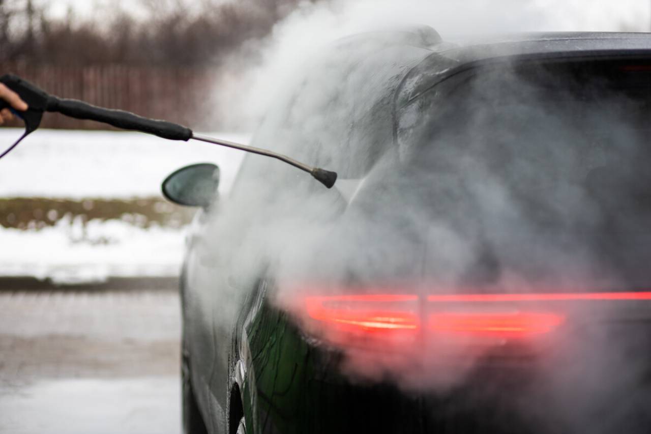 Ударил мороз, а машина грязная. Стоит ли мыть авто в такую погоду на мойке самообслуживания?