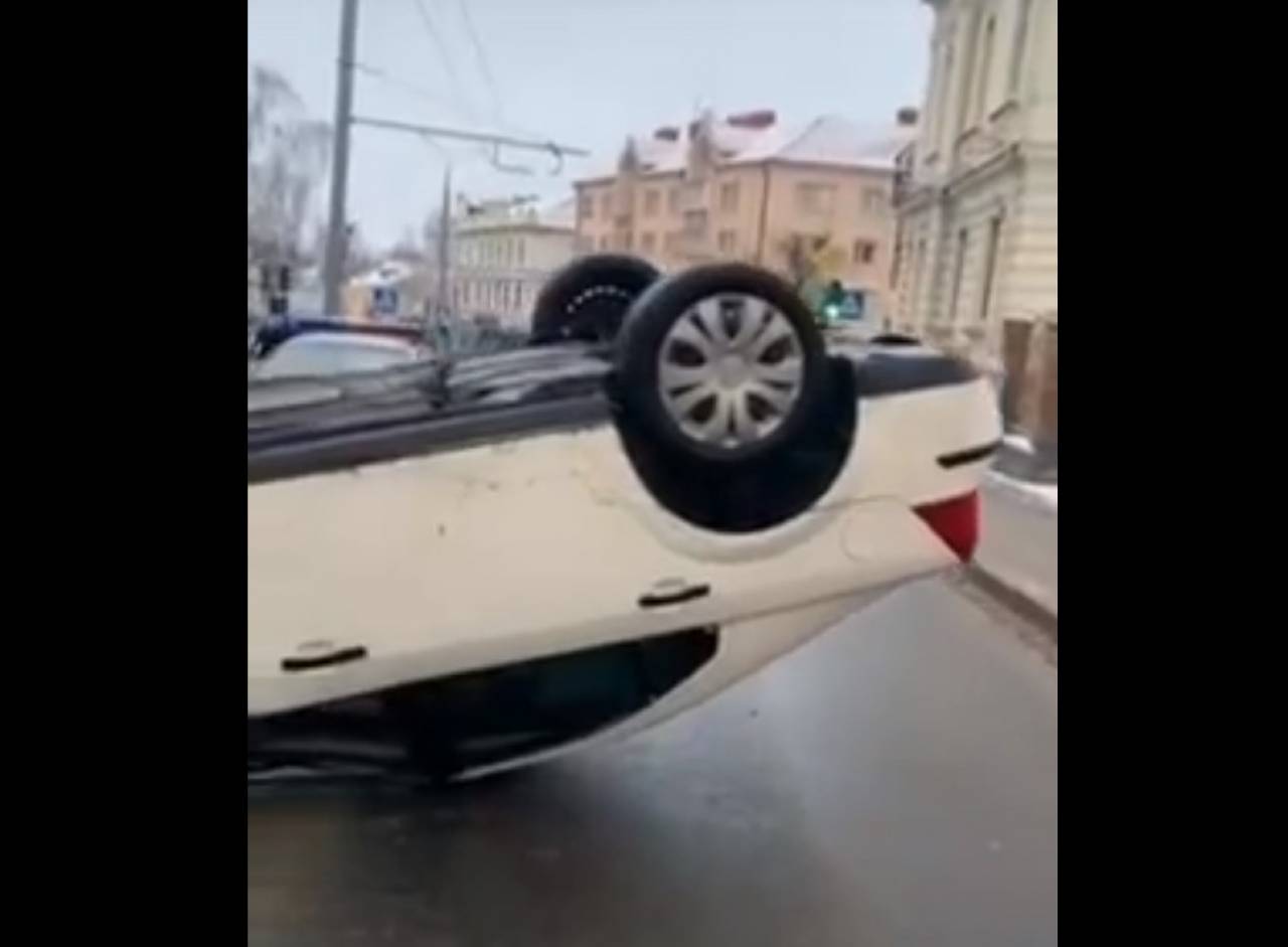 В центре Гродно водитель уложил свой авто на крышу. В ГАИ рассказали, как