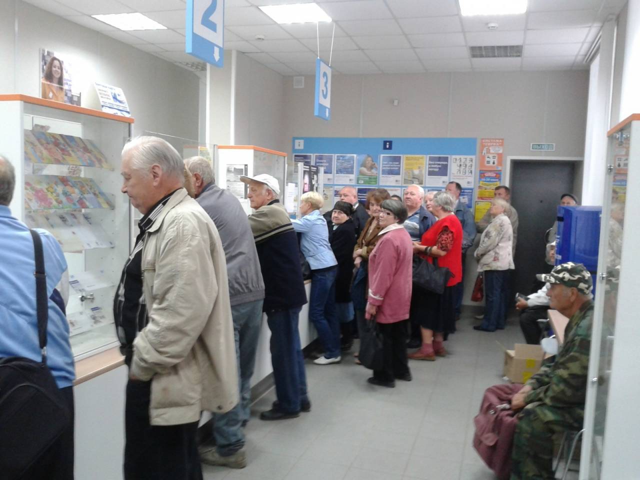 Обновленный закон уменьшит число пенсионеров в Беларуси, которые могут ходить за пенсией на почту