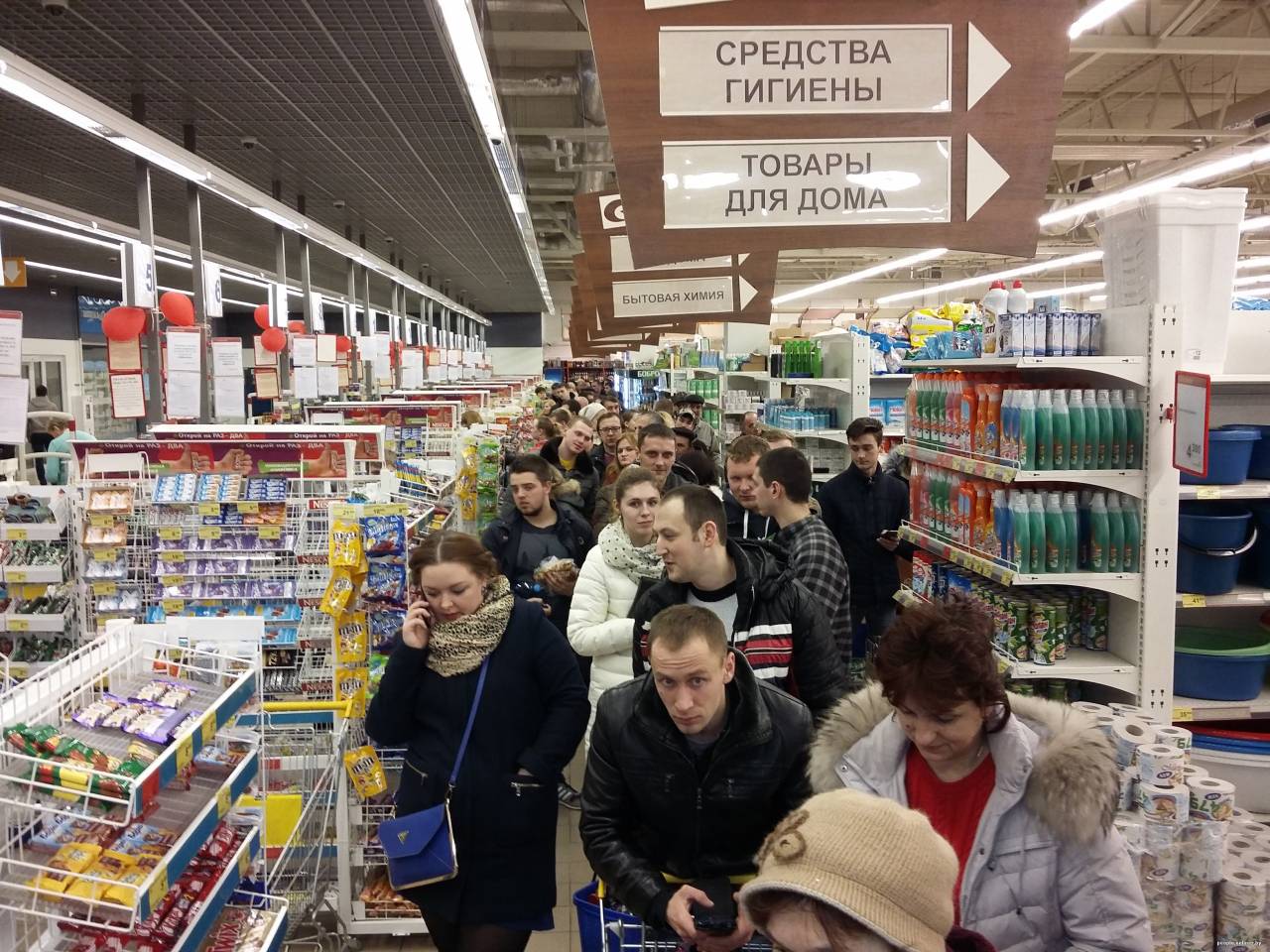 «Не стесняйтесь показаться скрягой или задержать очередь». Какие права есть у покупателей в белорусских магазинах
