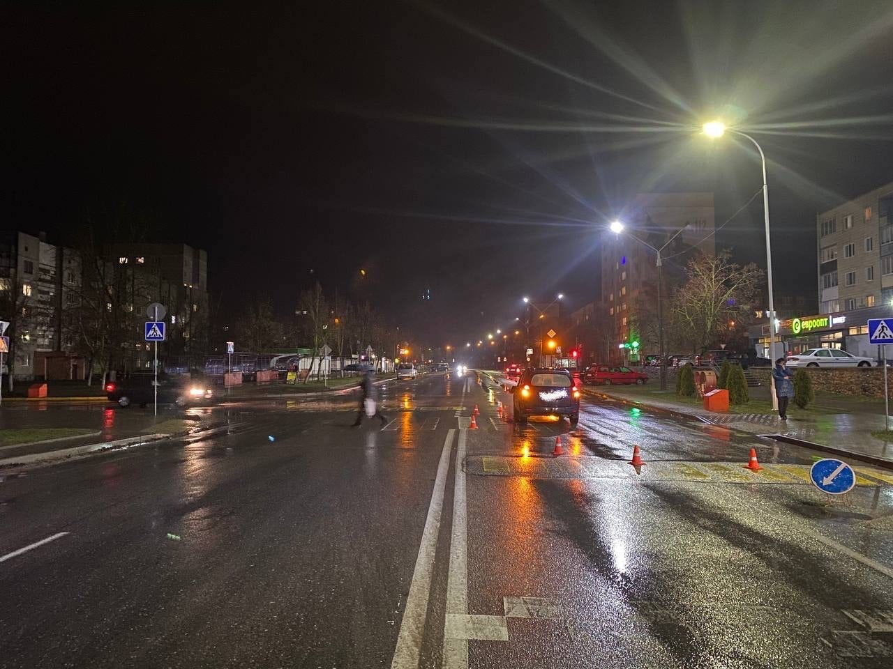 Бесснежная зима опасна для пешеходов, а они этого не понимают: в Волковыске прямо на пешеходном переходе сбили парня