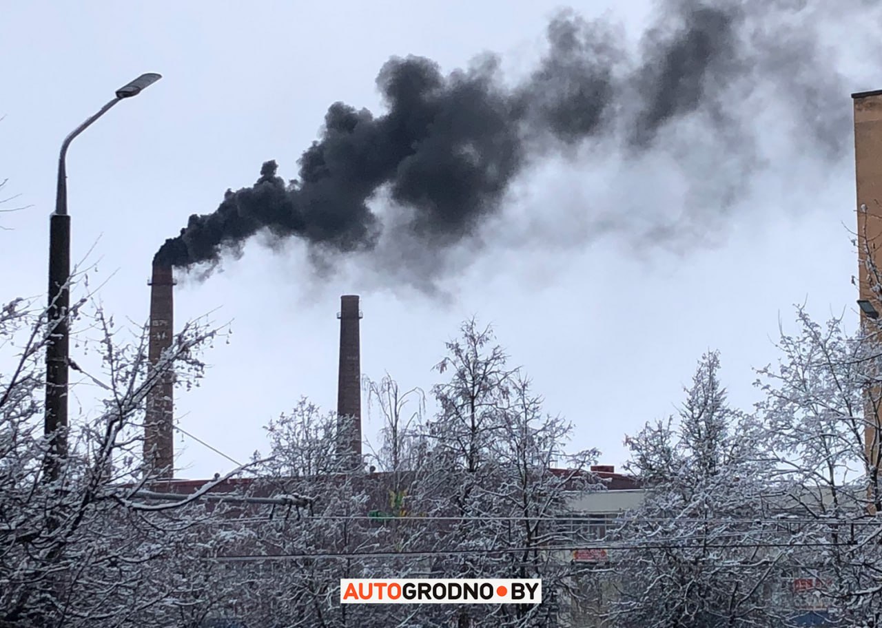 В Гродно из трубы ТЭЦ валил черный дым. В «Гродноэнерго» рассказали, что это было