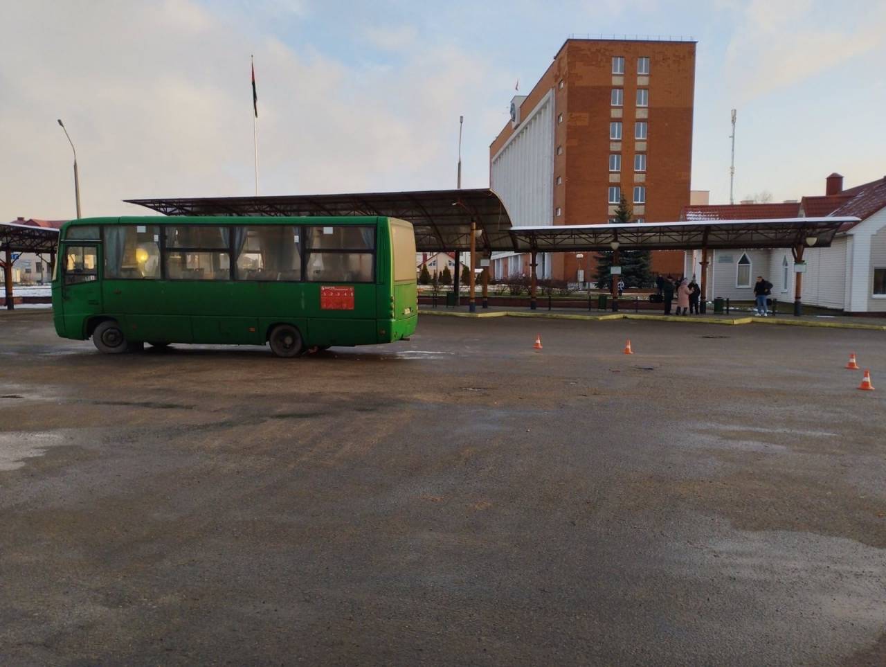 В Ошмянах автобус переехал пенсионерку — на автовокзале она решила обойти автобус сзади