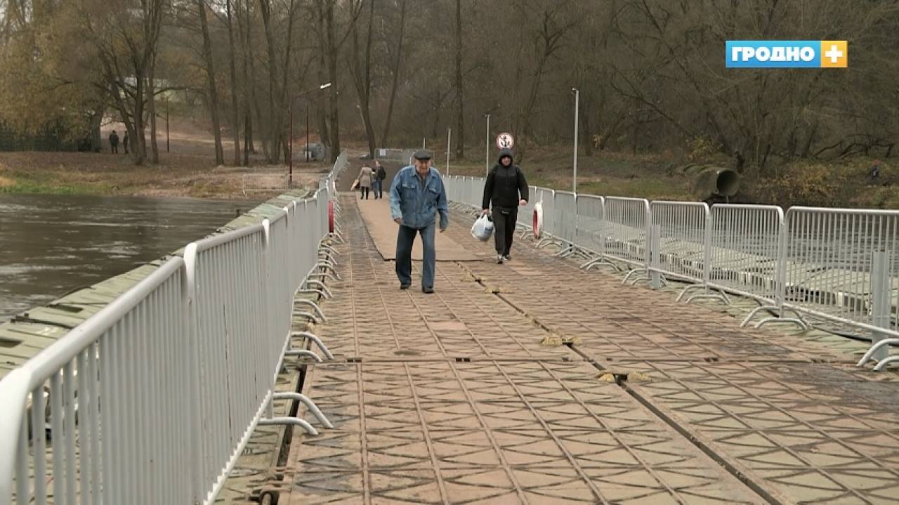 Понтонную переправу у Нового моста в Гродно снова закроют, чтобы нарастить — паводок
