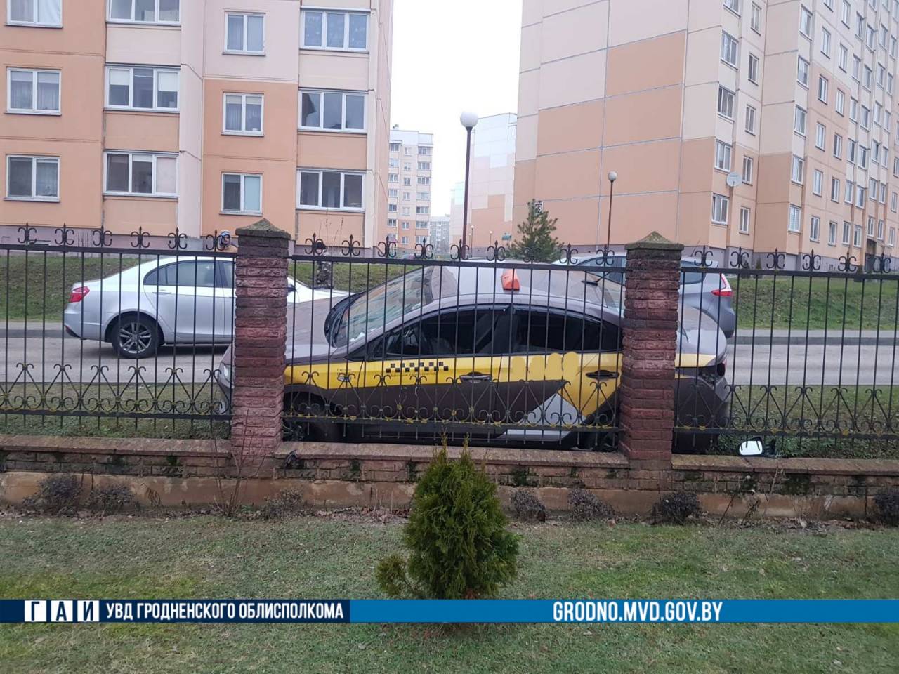 В Гродно пьяный таксист влетел в ограждение — попал на «лишение» и штраф в 200 базовых