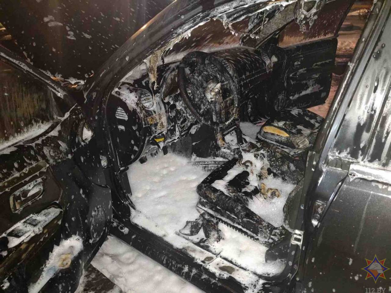 Салон выгорел полностью, а снаружи целая: на Девятовке в Гродно спасатели тушили машину, припаркованную во дворе