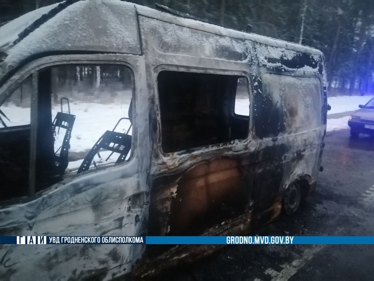 На трассе М6 под Ивье полностью сгорел микроавтобус