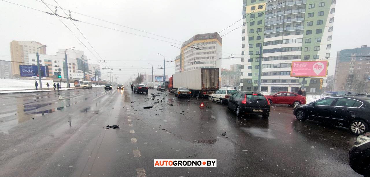В ГАИ Гродно рассказали, как накажут водителя BMW, который протаранил две легковушки, выехав на красный сигнал светофора
