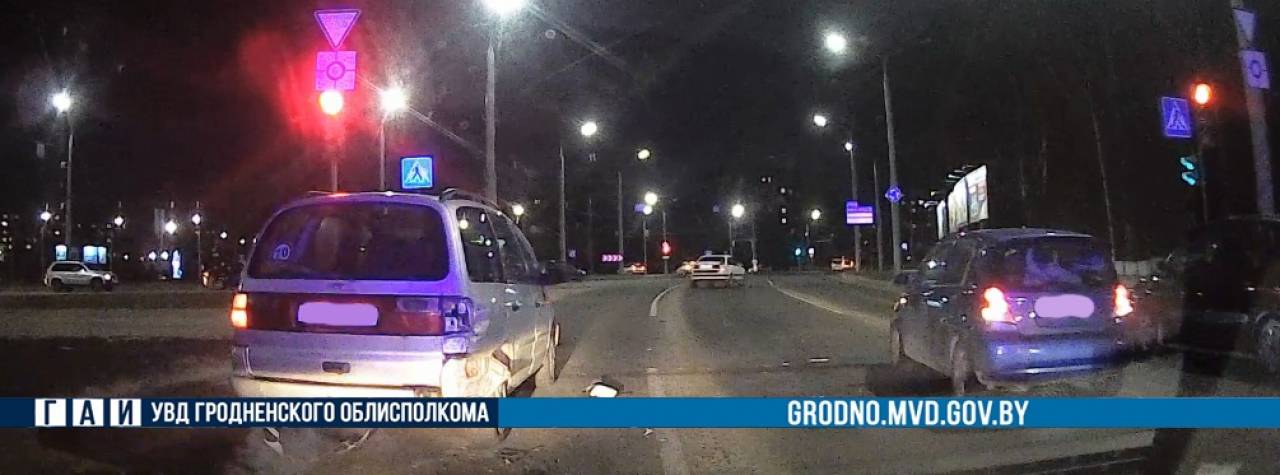 В Гродно 19-летний парень протаранил две машины, полагая, что сможет проскочить на «желтый»
