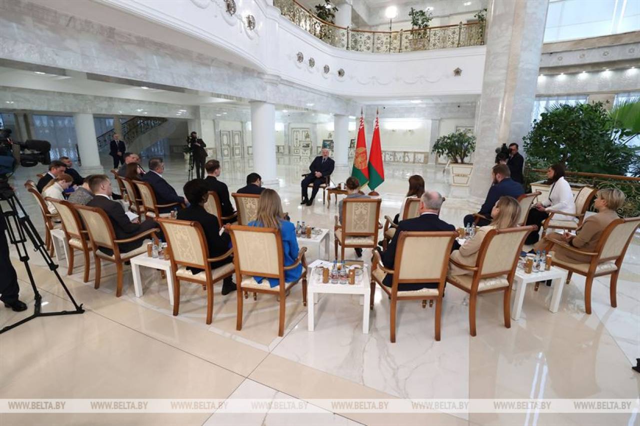 Лукашенко заявил, что не намерен вводить войска в Украину