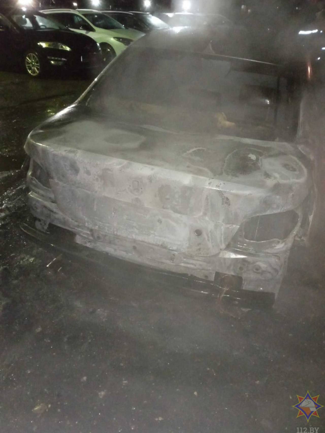 Ночью в Гродно сгорела легковушка — на парковке обгорели и три стоявших по соседству авто