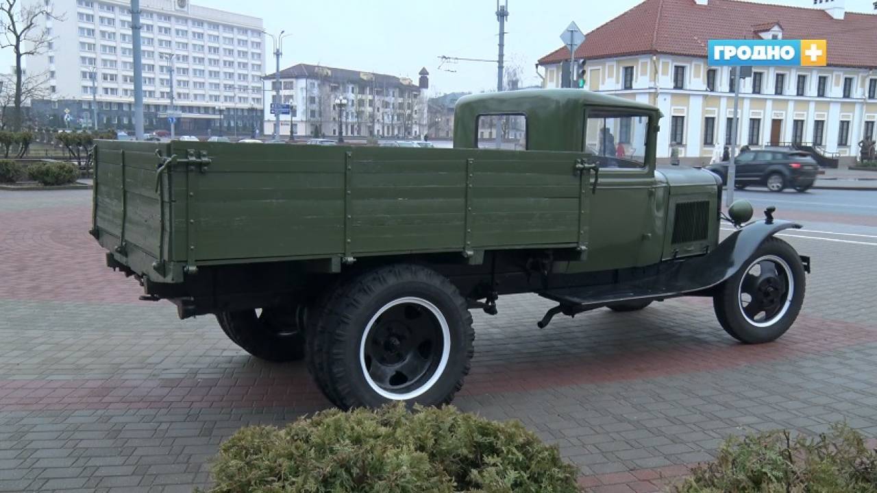 В Гродно восстановили 86-летний грузовик и выставили его в центре города... временно