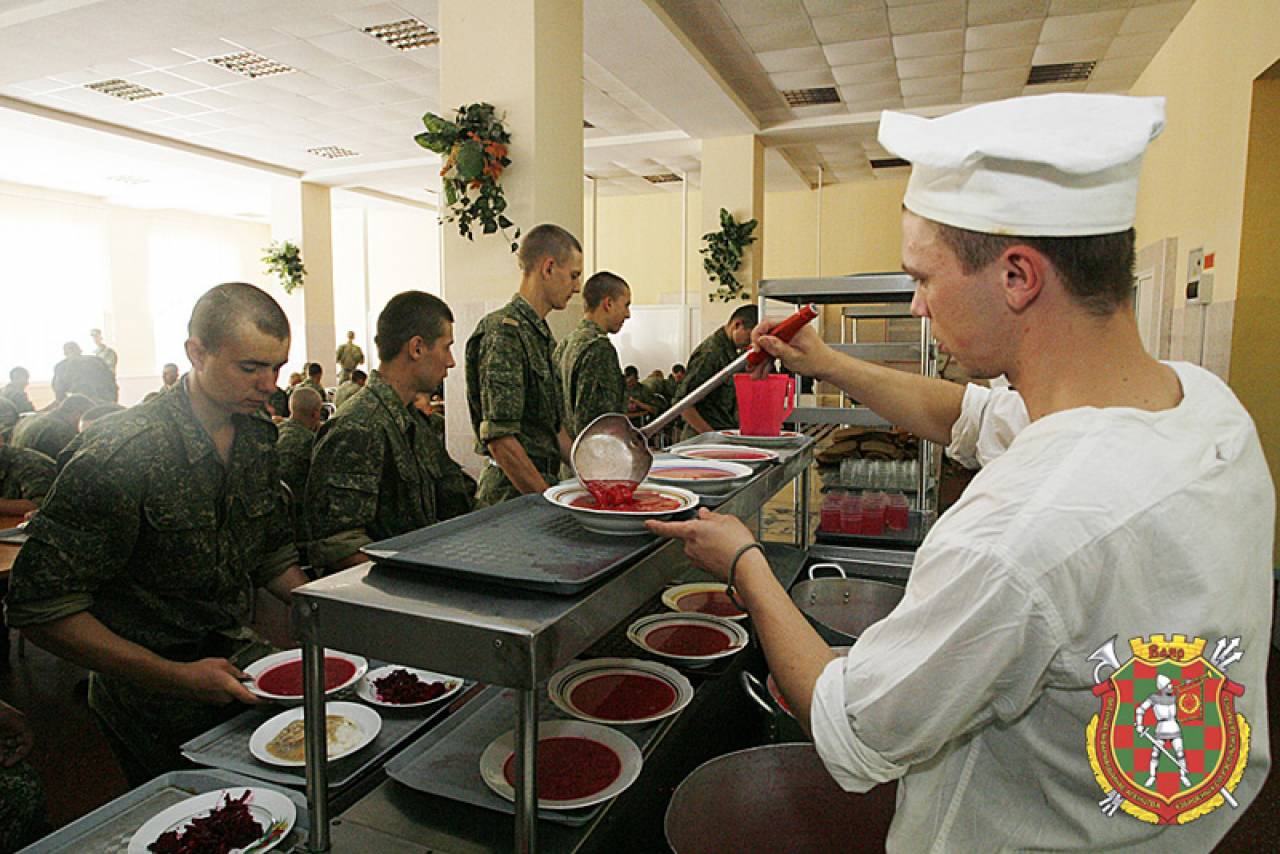 Стало известно, сколько в 2023 году Беларусь потратит на питание в белорусской армии