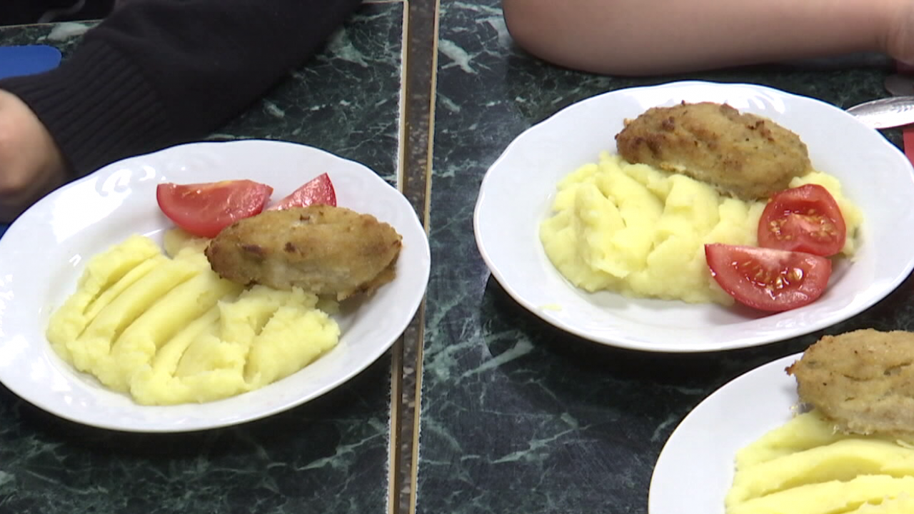 Теперь официально: учителям разрешили обедать в школьных столовых