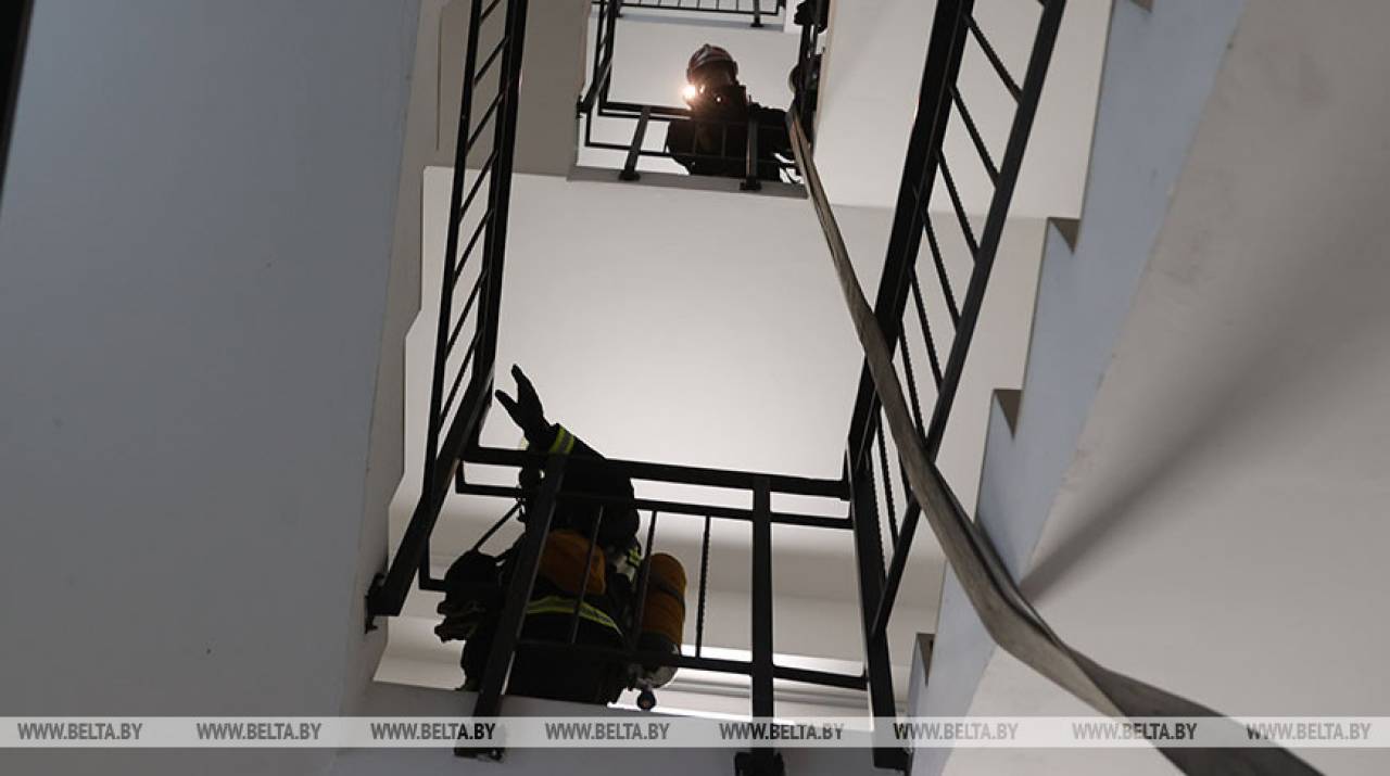В слонимской многоэтажке кто-то распылил газ из перцового баллончика: спасатели эвакуировали 40 человек