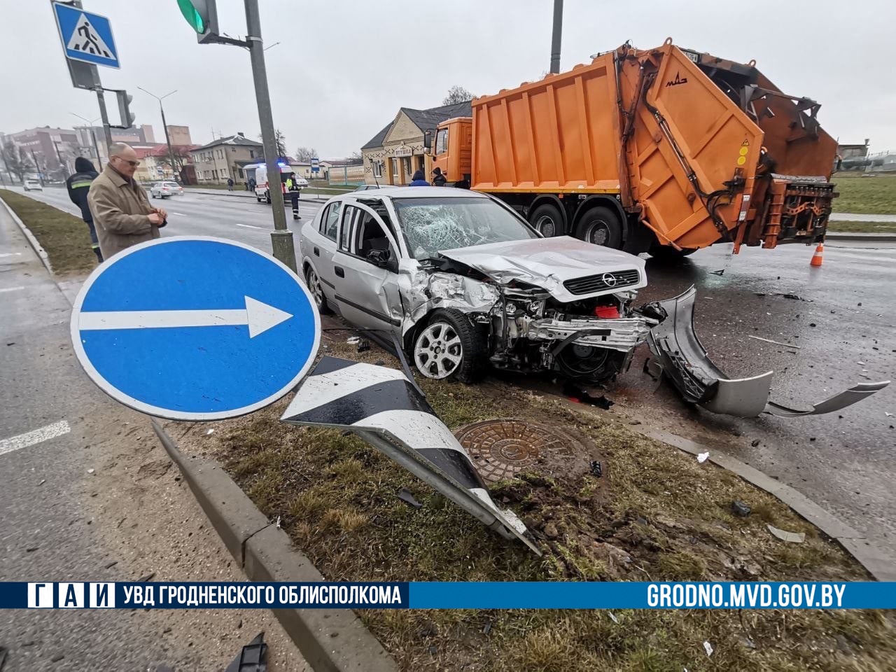 На Ольшанке в Гродно мусоровоз протаранил легковушку: ее водитель не уступил дорогу грузовику