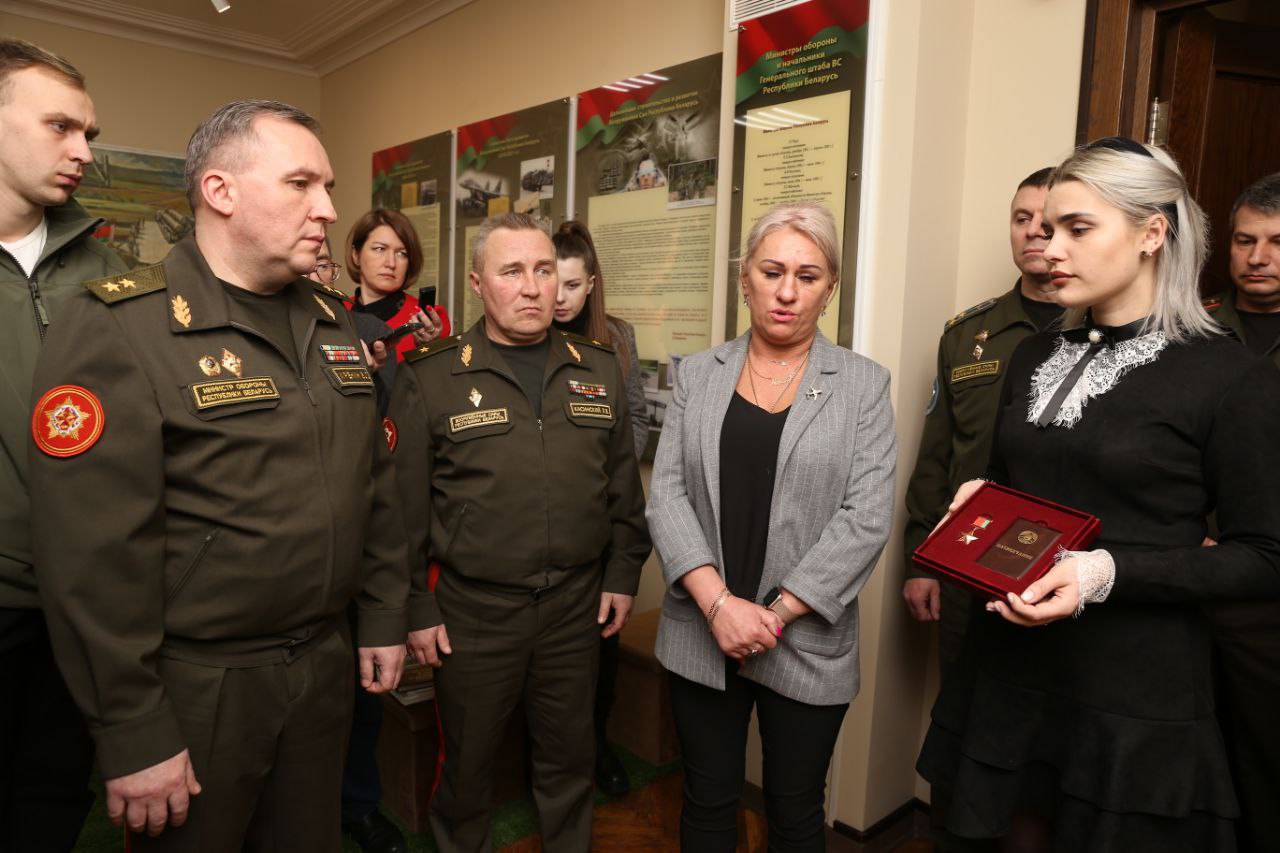 Семья Никиты Куконенко передала медаль Героя Беларуси в музей истории Вооруженных Сил