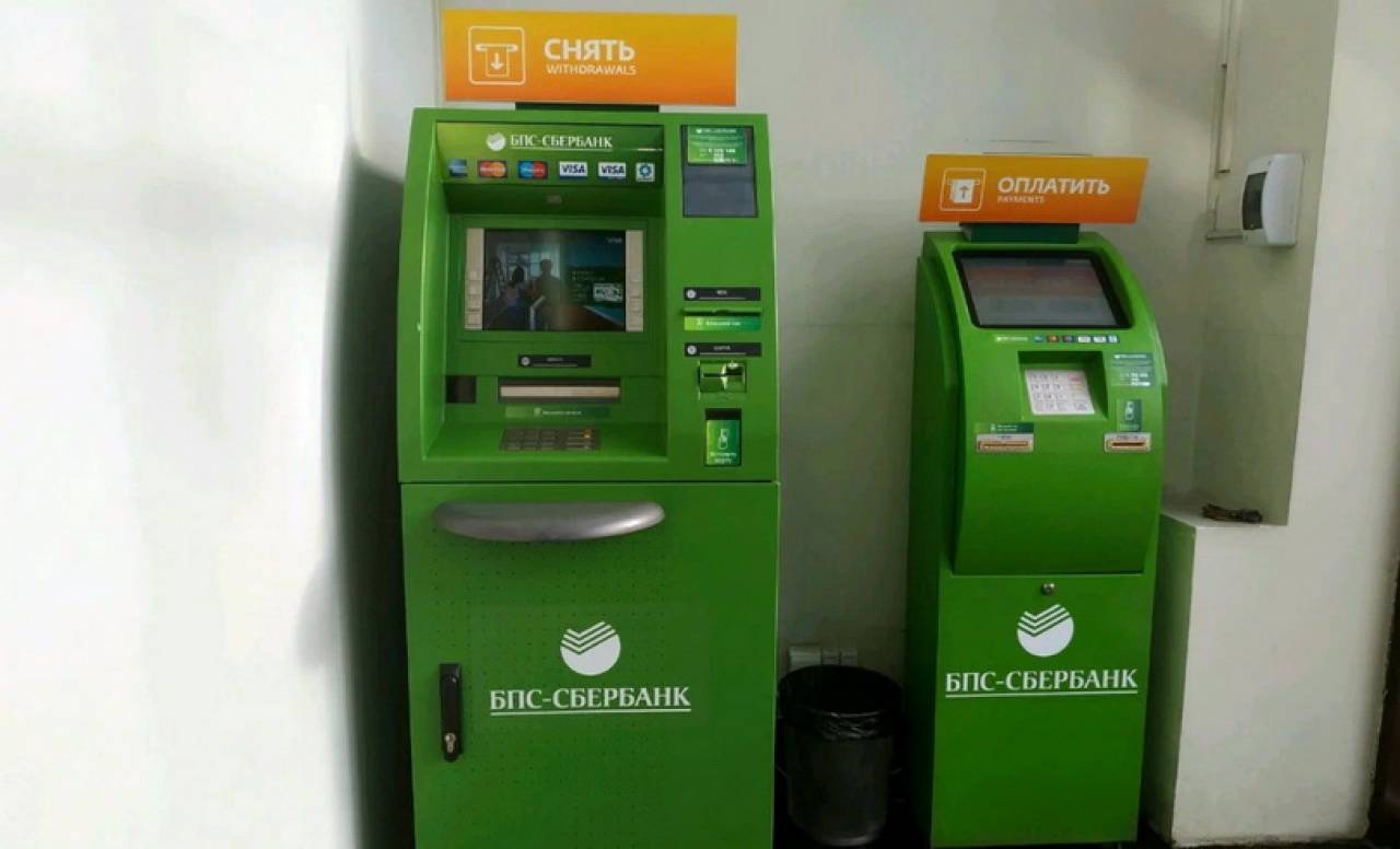 В Беларуси Сбер Банк перестал принимать доллары и евро через банкоматы. Это был один из способов сдать поврежденные купюры, которые не принимали в обменниках