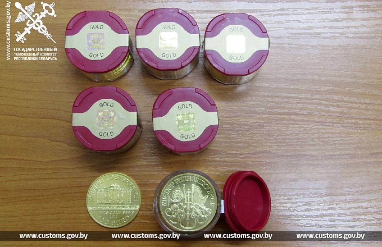 Гродненские таможенники задержали украинца и россиянина, которые пытались незаконно ввезти в Беларусь 3,7 кг монет на $200 тыс.