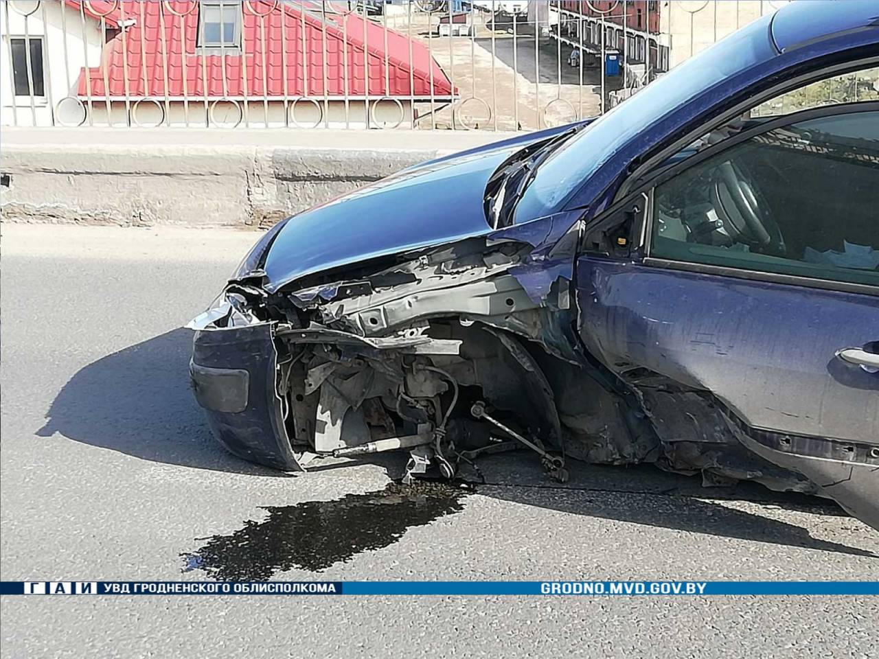 У Renault от удара вырвало колесо: в Гродно на перекрестке Купалы - Победы водитель просто поехал по встречной в лоб потоку