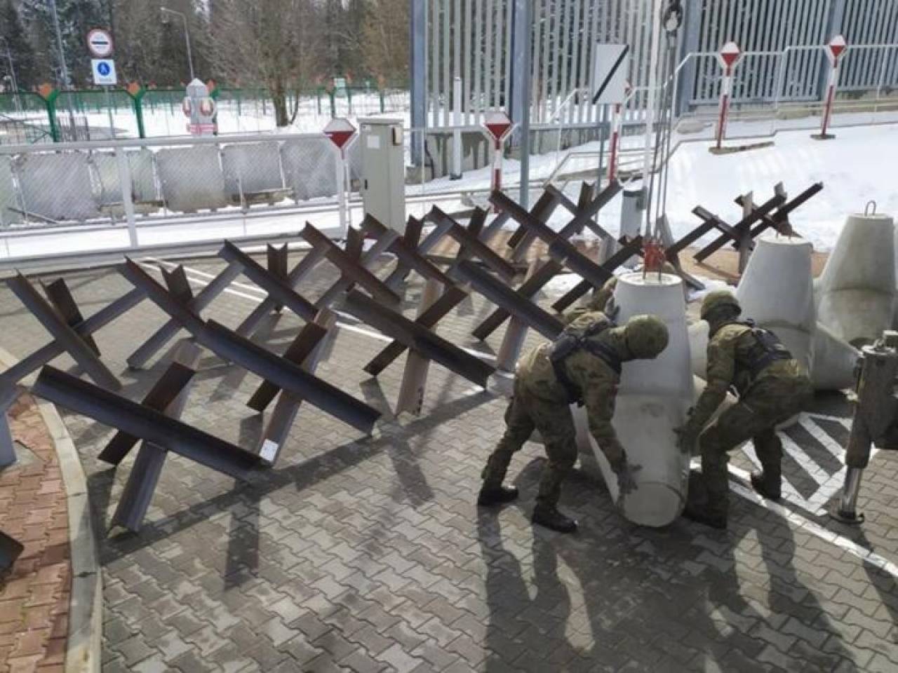 В Польше показали, как укрепляют границу с Беларусью противотанковыми ежами
