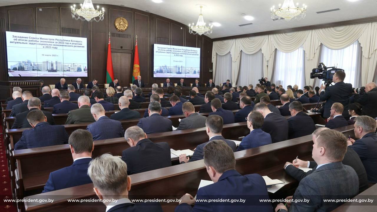 «Какими хотите способами, но добивайтесь, чтобы держать коридор инфляции в районе 7%»: Лукашенко провел заседание Совета Министров