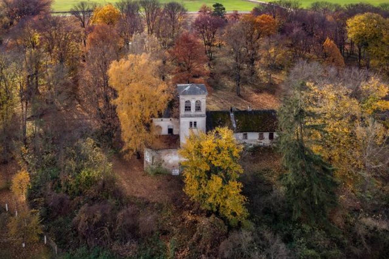 Потомки Вирионов приезжали посмотреть на свою усадьбу в деревне Лишки недалеко от Гродно, но увидели лишь руины величия