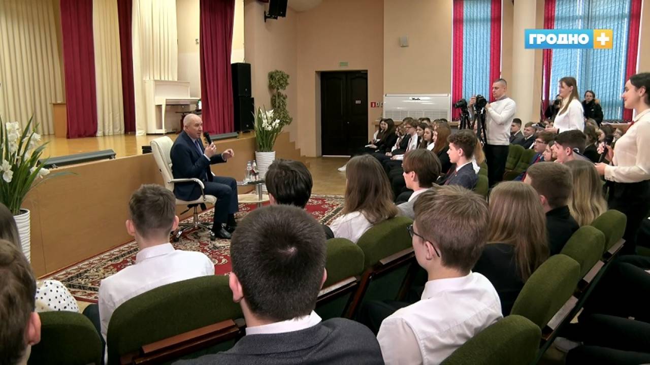 Юрий Караев отвечал на вопросы гимназистов: все это снимали на камеру