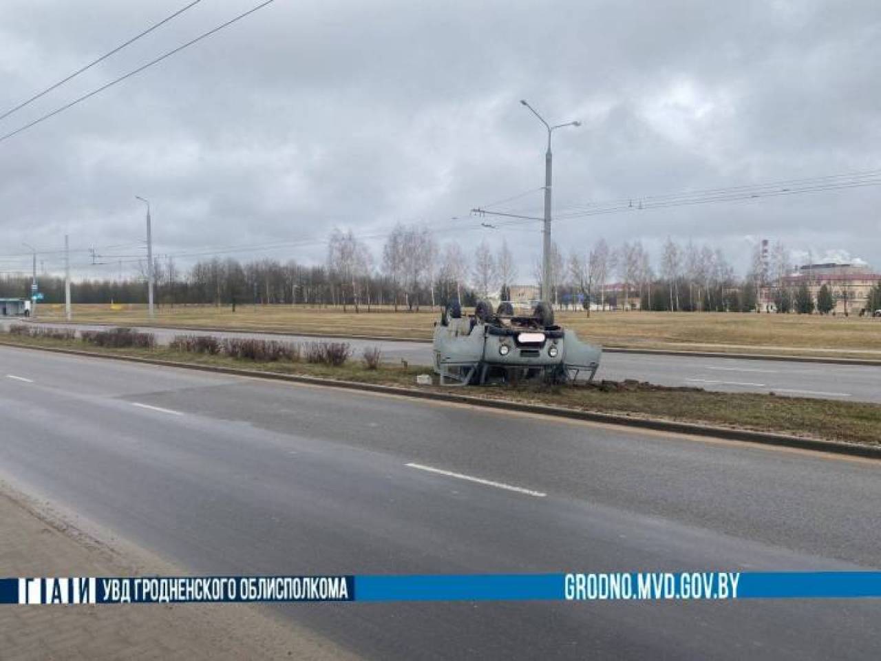 Появилось видео опрокидывания «буханки» в Гродно: на помощь оперативно пришли сотрудники Департамента охраны