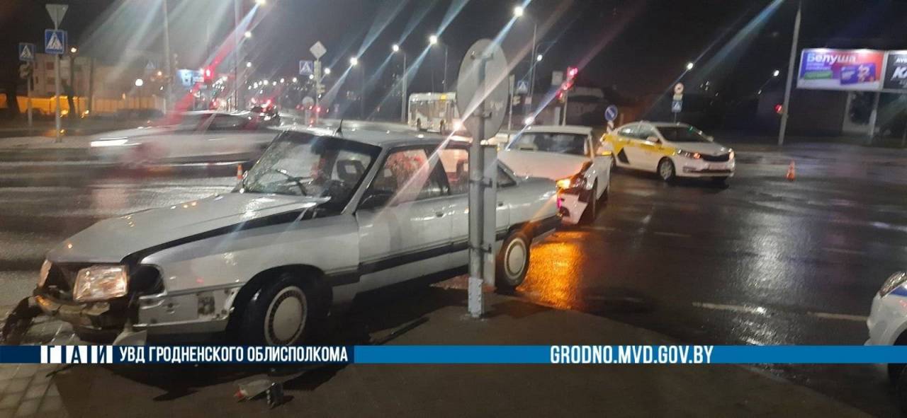 В Гродно 20-летний парень не разобрался в работе светофора — разбито три машины