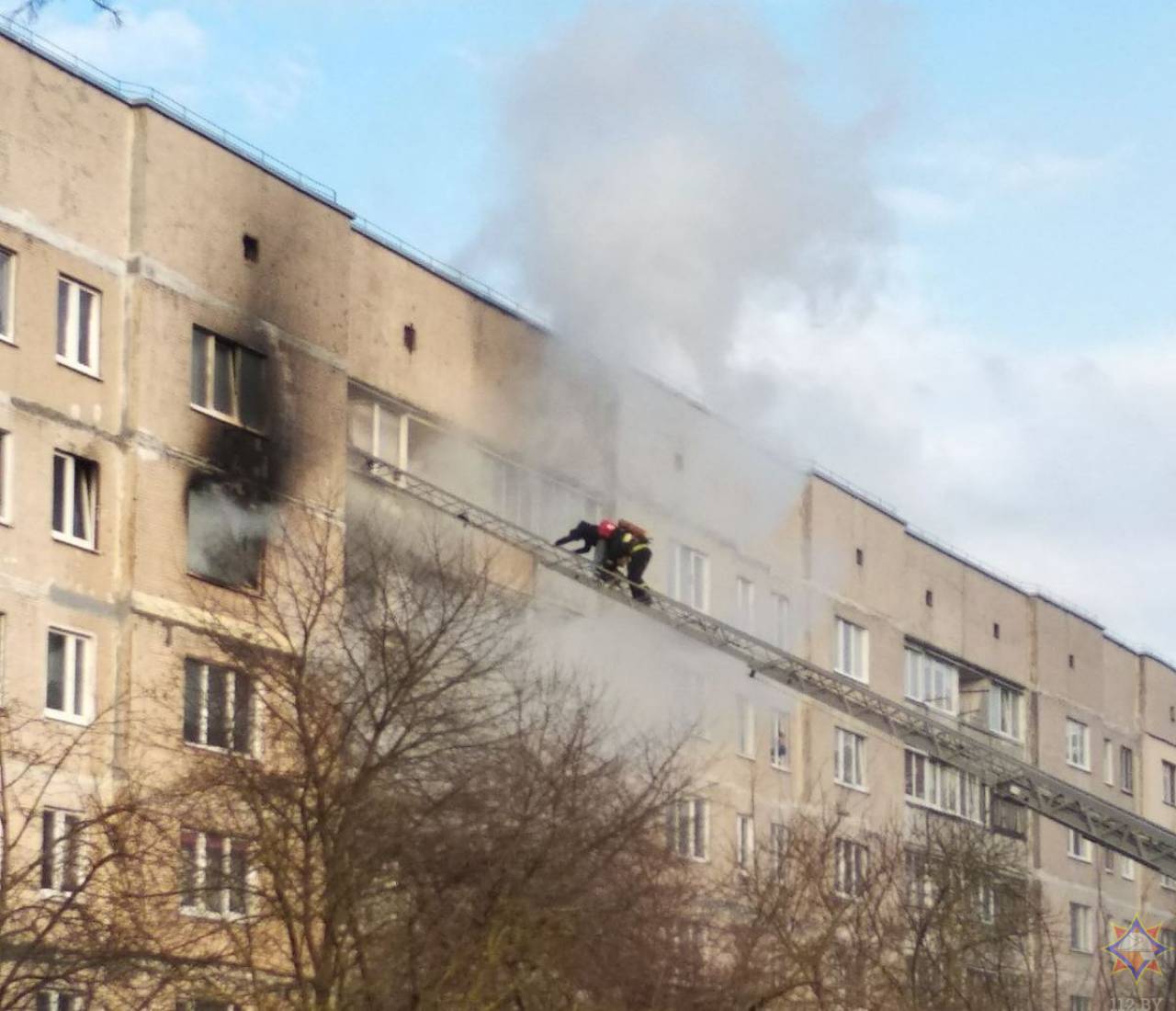 На Фолюше в Гродно открытым пламенем горела двухкомнатная квартира: спасены 5 человек