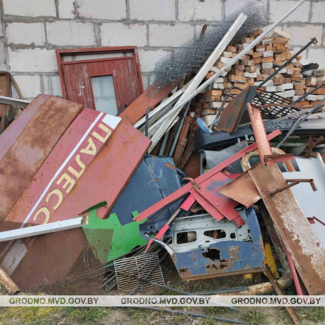 В Мостовском районе водитель погрузчика попался с 5 литрами «дизеля» в кабине: позже у него на участке нашли тонну металлолома от сельхозтехники