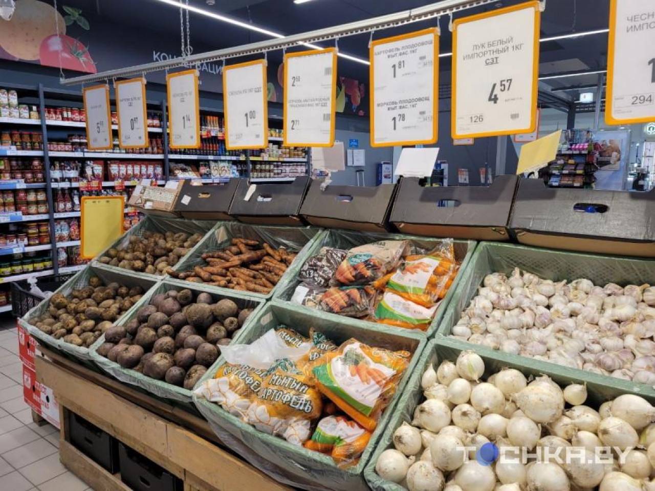 Представители гродненских профсоюзов прошлись по магазинам и посмотрели на цены: часть продуктов выросла в стоимости, но овощной корзиной можно гордиться