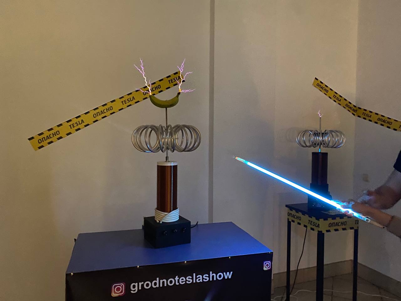 Жарили банан на молниях и угадывали мелодию из разрядов: в Гродно открылась интерактивная познавательная выставка «Тесла»