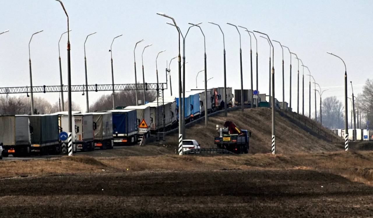 Ситуация стала сложнее: более двух тысяч грузовиков стоят на границах Беларуси и ЕС